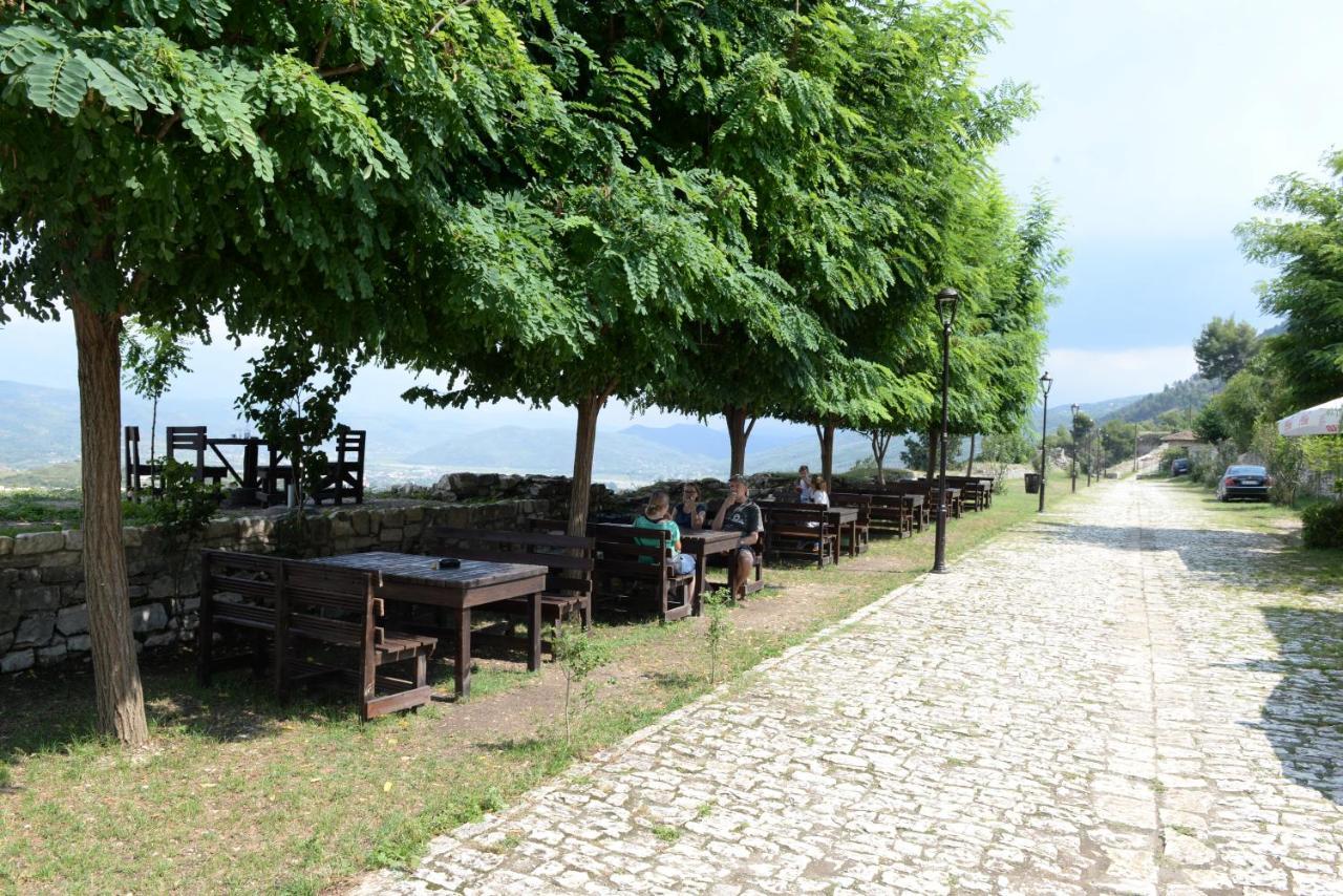 Guest House Iljesa Berat Eksteriør billede